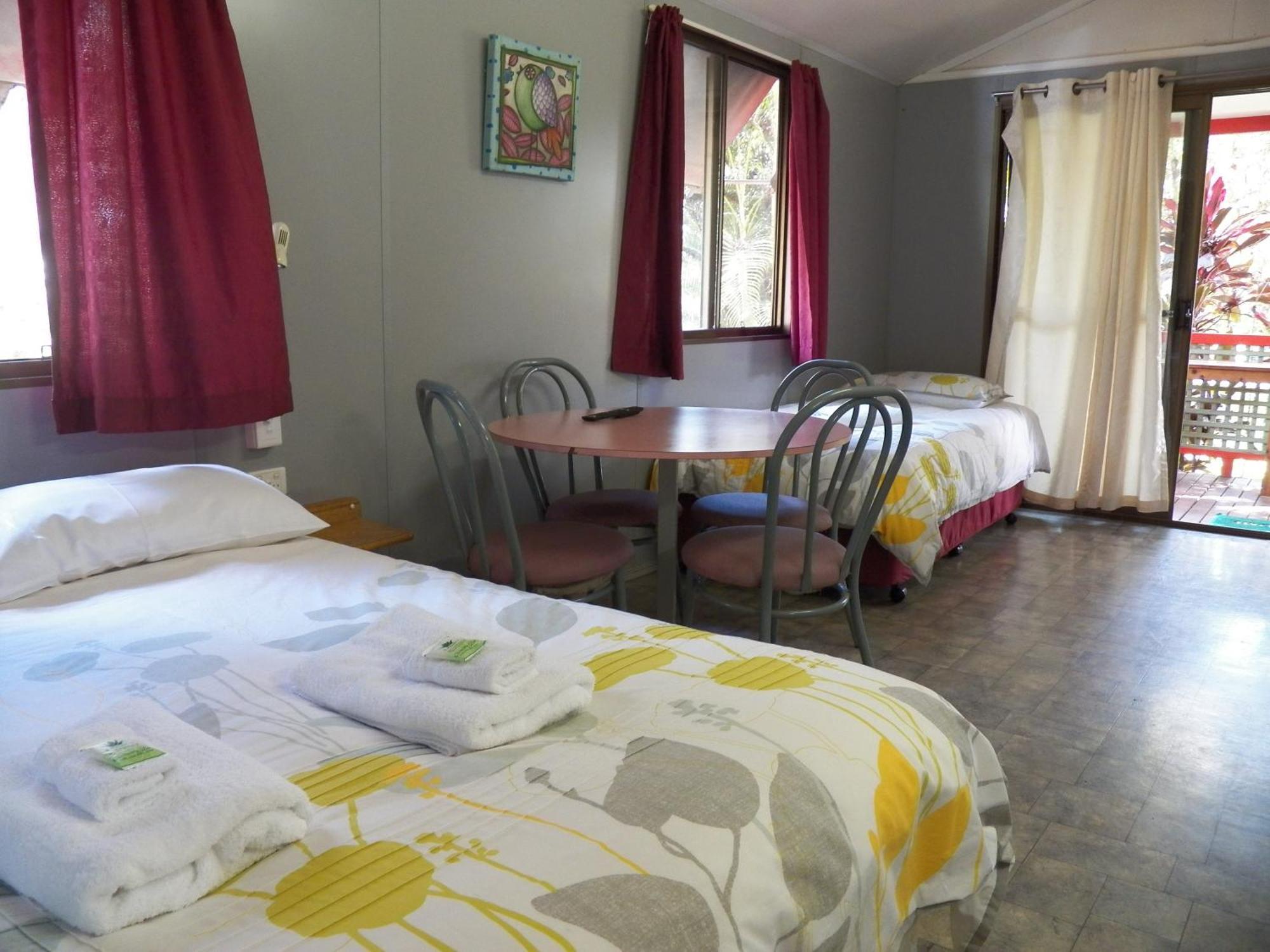 Lake Eacham Tourist Park & Cabins Habitación foto
