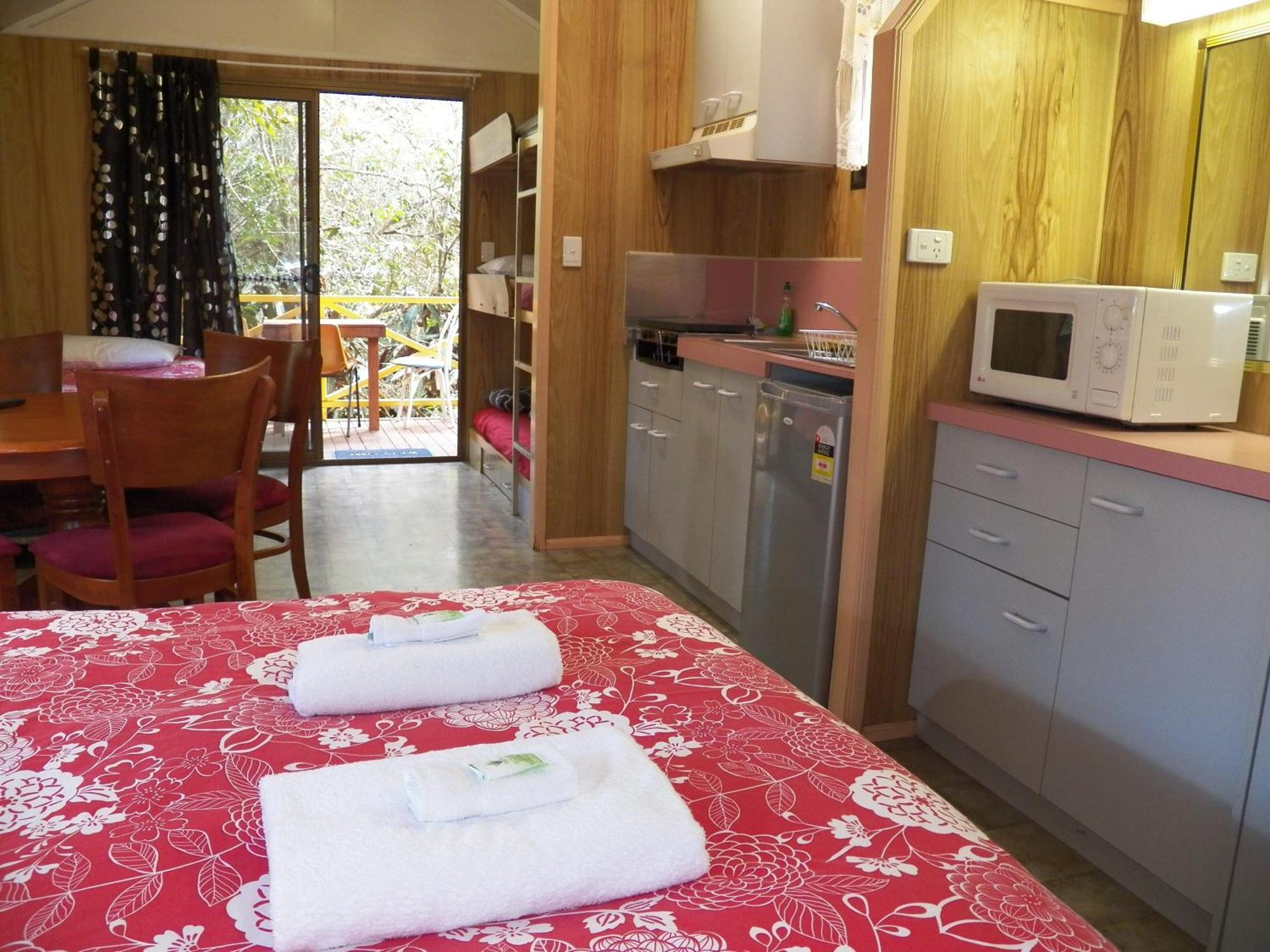 Lake Eacham Tourist Park & Cabins Habitación foto